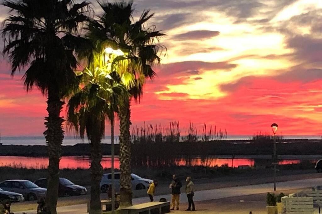 Apartamento Para 5 Personas Frente Al Mar Con Piscina Y Parking Cubelles Eksteriør billede