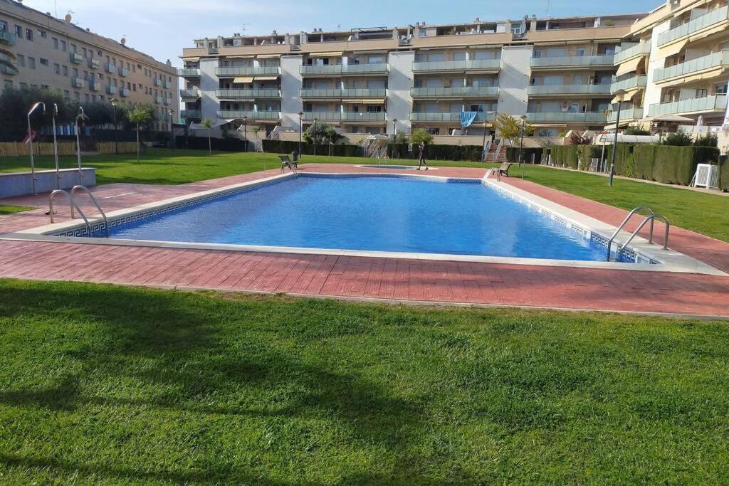 Apartamento Para 5 Personas Frente Al Mar Con Piscina Y Parking Cubelles Eksteriør billede